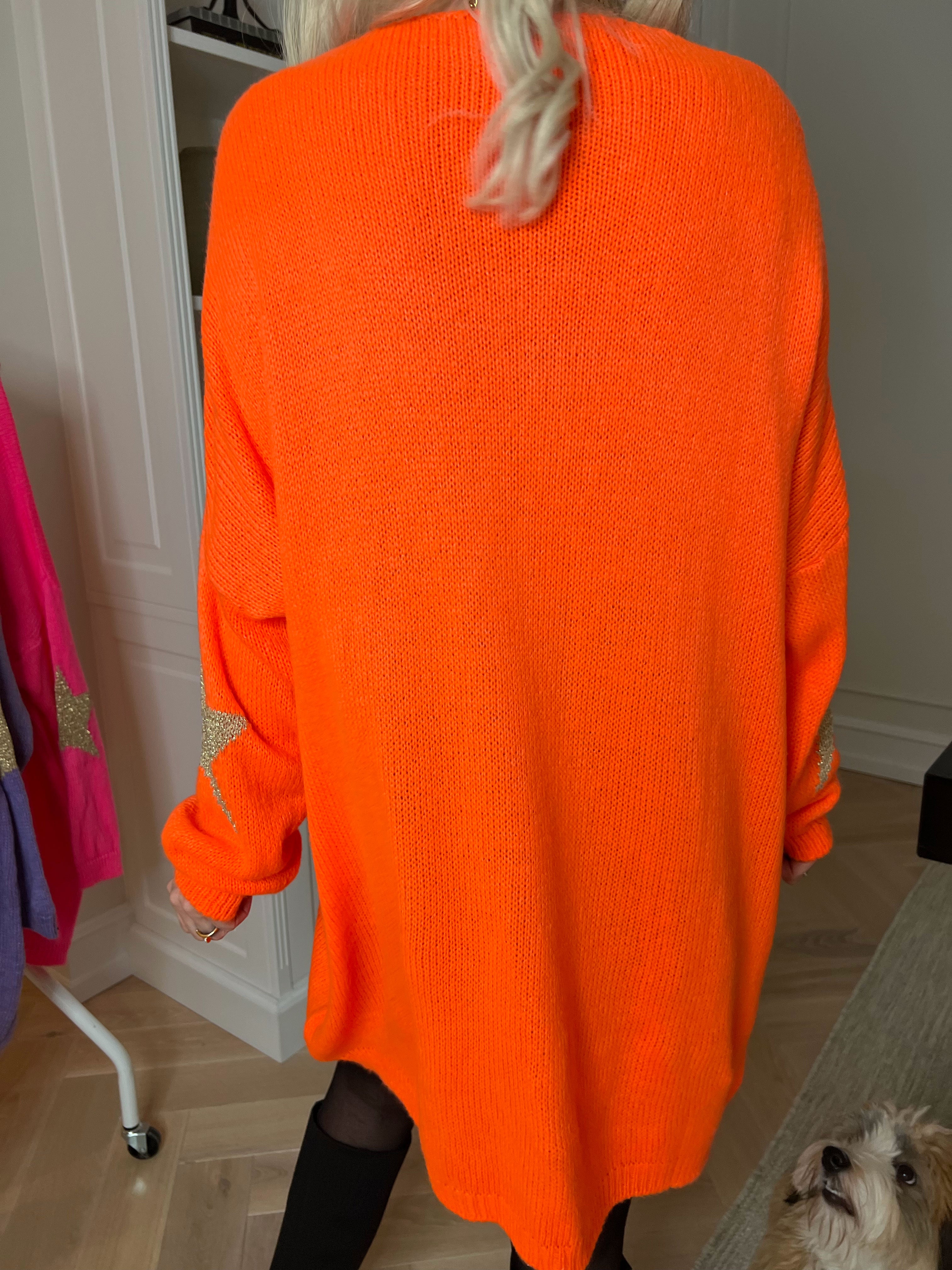 Nikola - Strikkjole med guldstjerner og v-udskæring